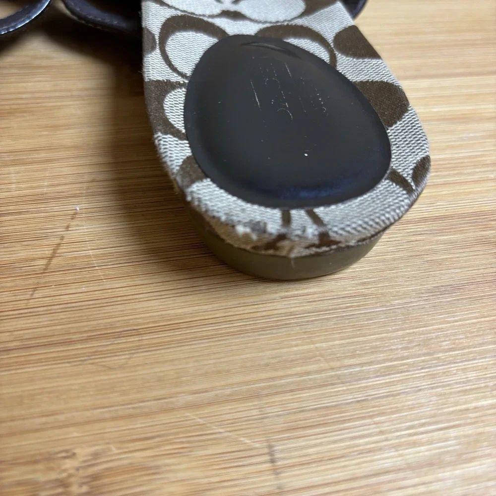 Women's Signature Coach Slip On Sandals 7B Brown Patent Leather Strap- Flower‎